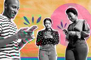 Tiga orang menggunakan smartphone mereka di luar.